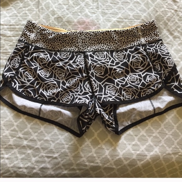 lululemon athletica Pants - 🍋Lululemon speed shorts 8- Floral Posey Mosiac